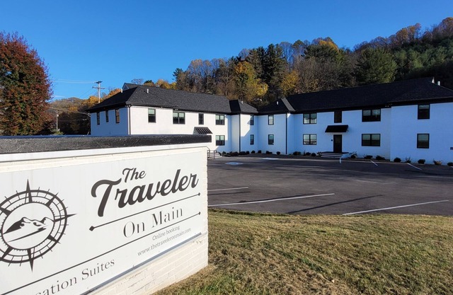 The Traveler On Main Suite #10- Across the Street from Back of the Dragon!