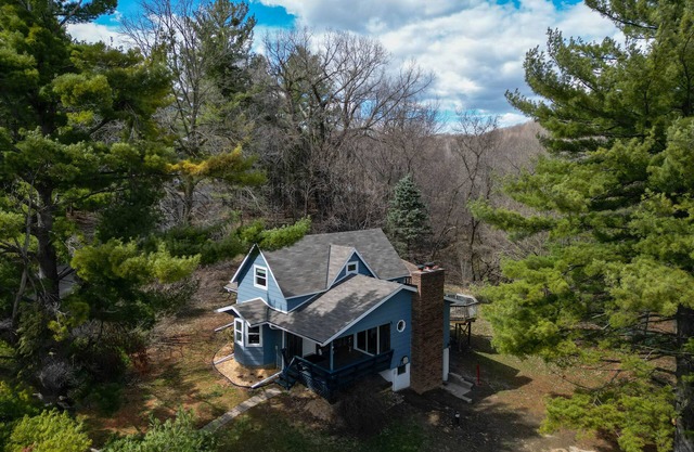 The Trimbelle Cottage: Secluded Riverside Retreat on 7 acres, with Hot Tub!