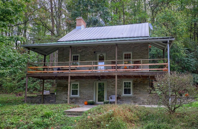The Trolley House - A romantic getaway/1 bedroom/1 bath/2 beds