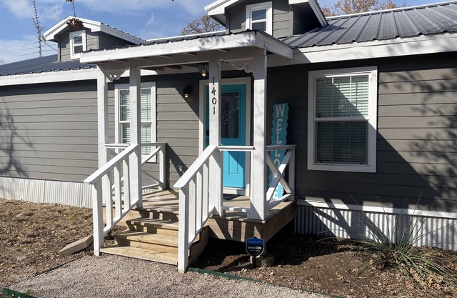 The Turquoise Door, short drive to Round Top, 5 private acres, Outdoor Firepit