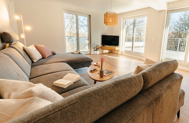 The vacation apartment with large roof terrace is located in the forest on Ratzeburger Küchensee