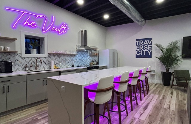 "The Vault" - Former Bank converted to Modern "Retro- Chic" 3 King Beds-3 Bath!