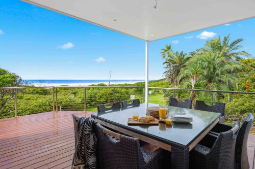 The Vibe Beach House - direct beach access, spa