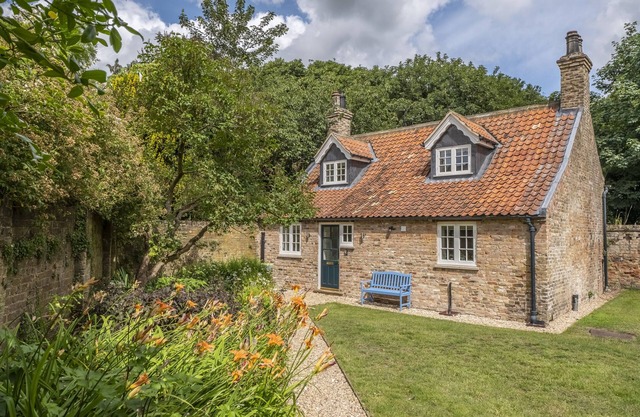The Vicarage Cottage - an idyllic cottage in Great Limber sleeping 4 guests