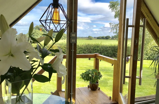 THE VIEW, CHESHIRE COUNTRYSIDE STUDIO WITH TUB BATH & HOT TUB, NEAR NANTWICH