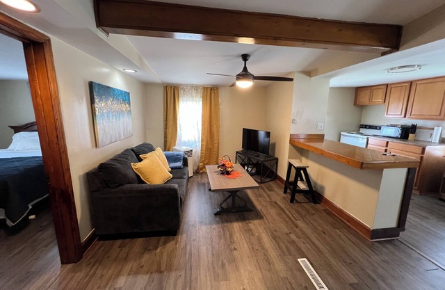 The VilleTop - Charming 1-bedroom apartment in wonderful Steubenville, OH