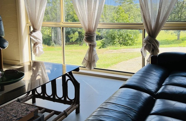 The Vintage Nook - stones throw from town breathtaking views of the mountains.