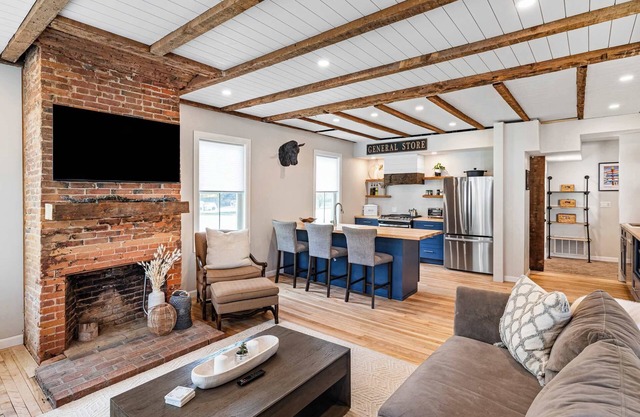 The Washburn: Renovated 4-BR Home 2-Min to Okemo