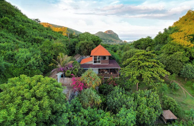 The Watch House, Gerupuk Bay - Tropical Villa in Surfers' Paradise