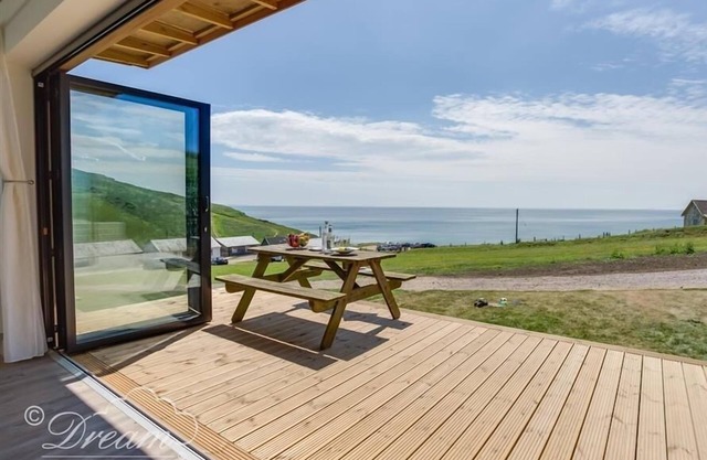 THE WAVE, family friendly, luxury holiday cottage in Eype