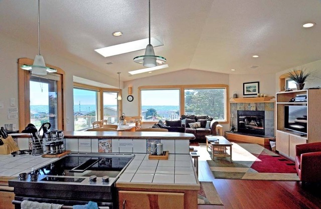 The Waves House! Breathtaking Ocean View, Hot Tub, King Beds, Dog-Friendly.