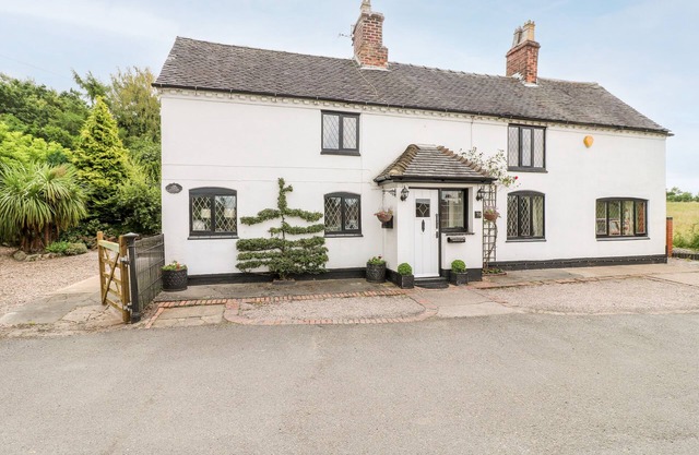 THE WHITE COTTAGE, family friendly, with hot tub in Swadlincote