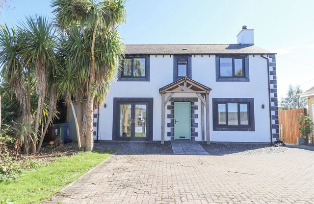 THE WHITE HOUSE, pet friendly, country holiday cottage in Llanbedrog