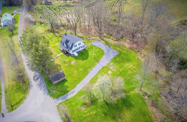 The Whitetop Farmhouse Getaway 4 Bedrm 2 Bathrm at Creeper Trailhead in Whitetop