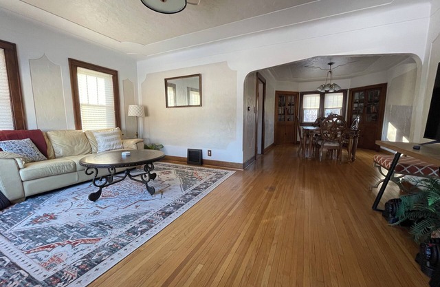 The Wildflower w/2 Kitchens & Laundry in Central, Safe, Spotless 1920s Bungalow