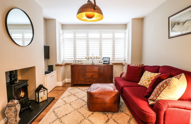 THE WILLOWS, pet friendly, with hot tub in Melton Mowbray
