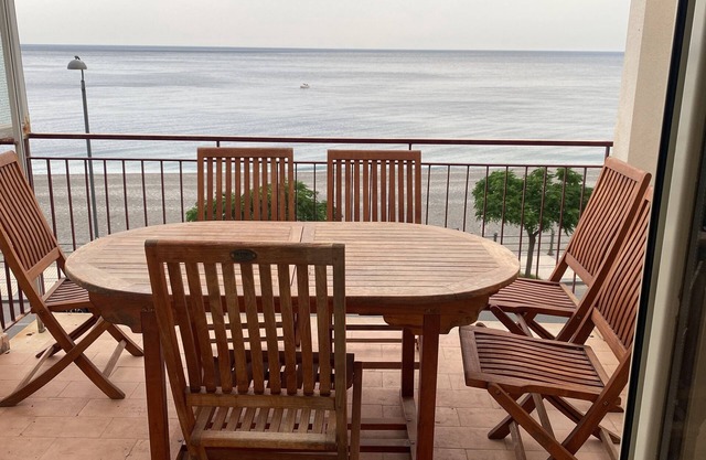 The window to the sea of Alí terme. Beachfront apartment