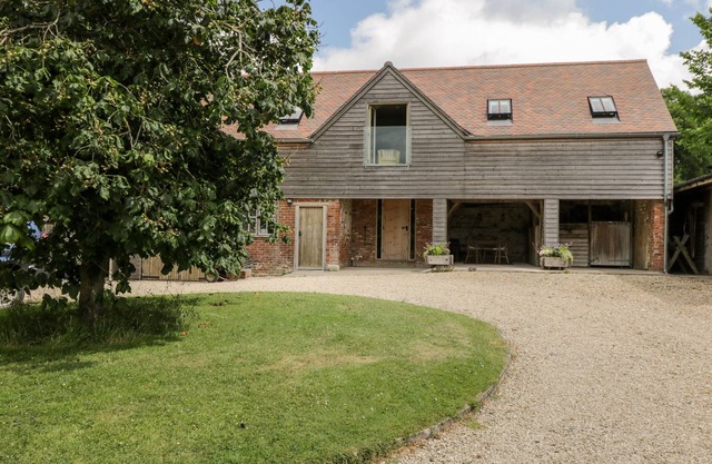 THE WOOL BARN, pet friendly, character holiday cottage in Warminster