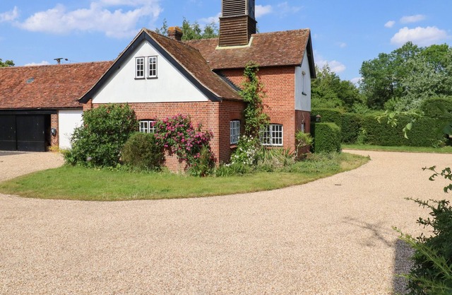 THE WRITERS COTTAGE, pet friendly, with a garden in Finchingfield