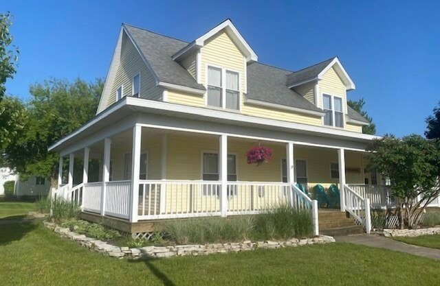 The Yellow House-Three bedroom within walking distance of Lake Michigan.