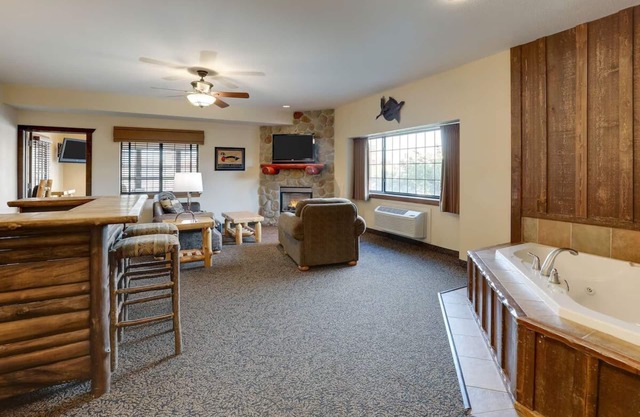 Theme Suite, Whirlpool, Stoney Creek, Dry Bar, Fireplace | 2 Units