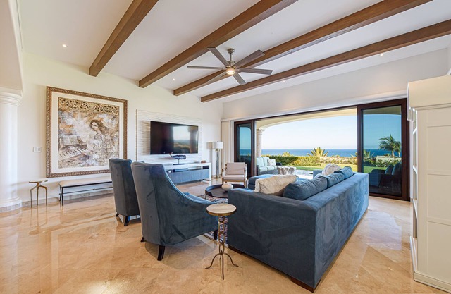 TheNest. Oceanview condo with access to infinity pool and jacuzzi