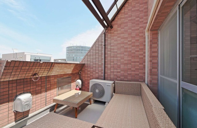 There are 1 bed room with 2 double beds