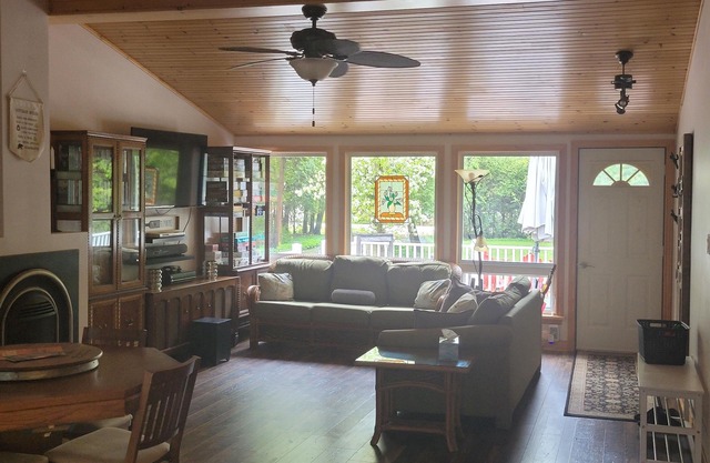 There's no place like the cottage! Beautiful cozy cottage, minutes from beach