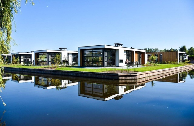 These luxurious, nice, and detached vacation villas for 6 people have a unique view of the water. The luxurious villas offer a lot of privacy, a high standard of comfort, and have a spacious, hardwood outdoor deck. All ingredients to enjoy an amazing