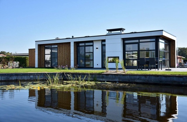 These luxurious, nice, and detached vacation villas for six persons have a unique view of the water. The luxurious villas offer a lot of privacy, a high standard of comfort, and have a spacious, hardwood outdoor deck. All ingredients to enjoy an amaz