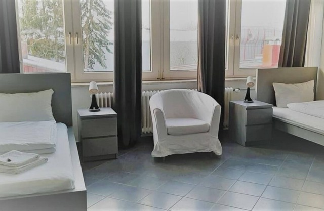 This 1-room apartment is located in our apartment house Haldesdorfer Straße and has a double bed, a functional kitchenette including accessories, a dining area and a comfortable sitting area.