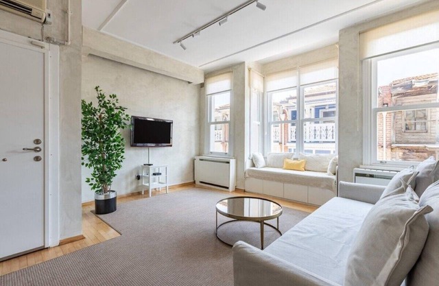 This apartment is a 1 bedroom(s), 1 bathrooms, located in Beşiktaş, İstanbul.
