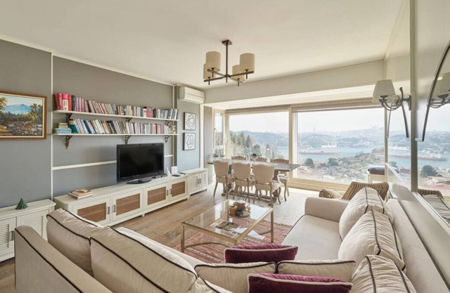 This apartment is a 2 bedroom(s), 2 bathrooms, located in Beşiktaş, İstanbul.