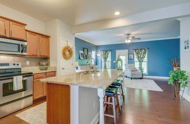 This condominium is a 2 bedroom(s), 2.5 bathrooms, located in Nashville, TN.