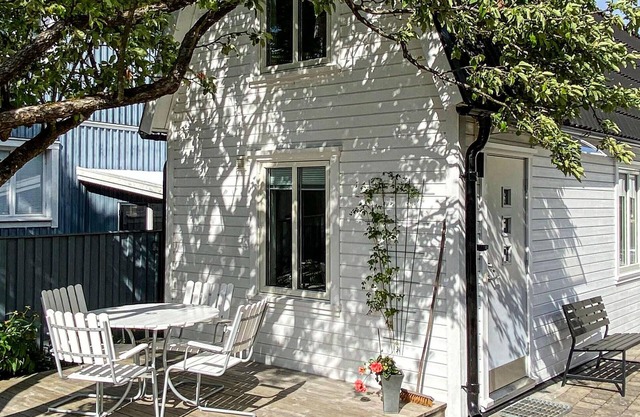 This cozy cottage is located in the center of Alingsås.