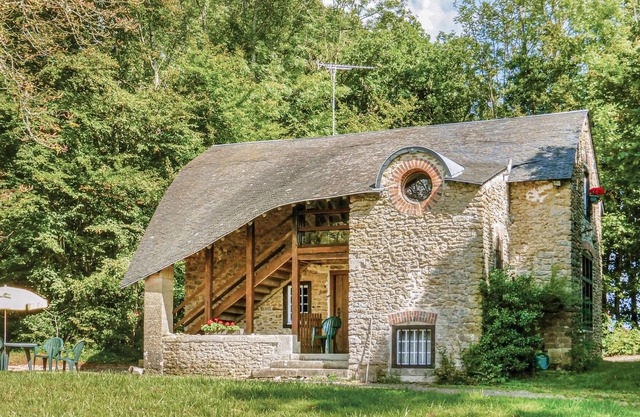 This former gardener's cottage offers a fantastic view of the surrounding fields and forests thanks