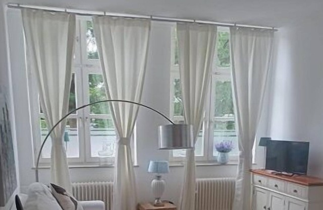 This furnished 1-room-apartment is located in our apartment house at Kunaustraße on the ground floor and is quietly located to the back.