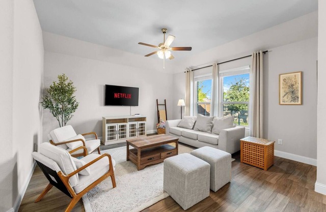 This house is a 2 bedroom(s), 2 bathrooms, located in Fort Worth, TX.
