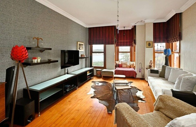 This house is a 3 bedroom(s), 2 bathrooms, located in Beşiktaş, İstanbul.