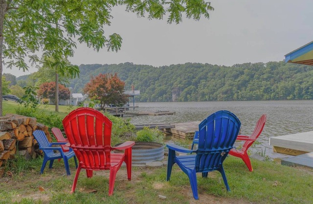 This house is a 3 bedroom(s), 2 bathrooms, located in Hiwassee, VA.