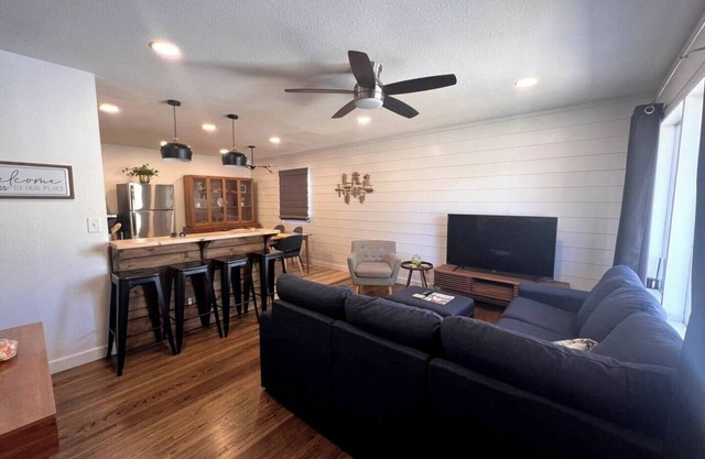 This house is a 4 bedroom(s), 2 bathrooms, located in Wichita, KS.