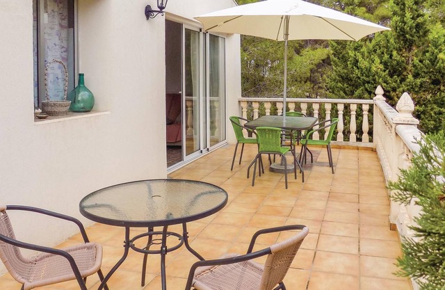 This lovely cottage in the countryside is located a few kilometers from supermarkets, shopping cente