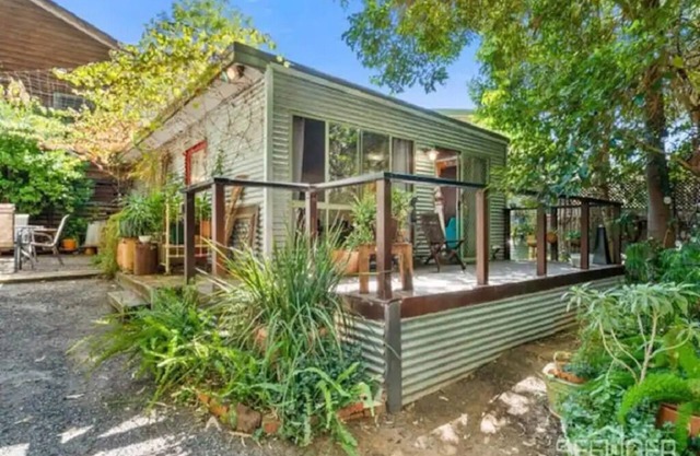 This pet friendly retreat is excellent to relax over looking a "rain forest".