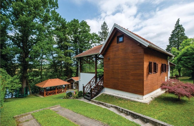 This pretty little cottage is located in a quiet village very close to the river Kupa and is surroun