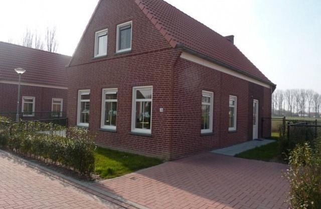 This property is a detached rural holiday home and has the terrace facing south.