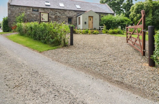 THISTLE MILL COTTAGE, pet friendly, with open fire in Aberchirder