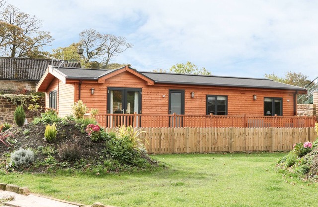 THORNTREE LODGE, pet friendly, with a garden in Rowsley