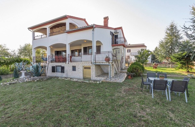 Three-Bedroom Apartment Katalin II in Musalež