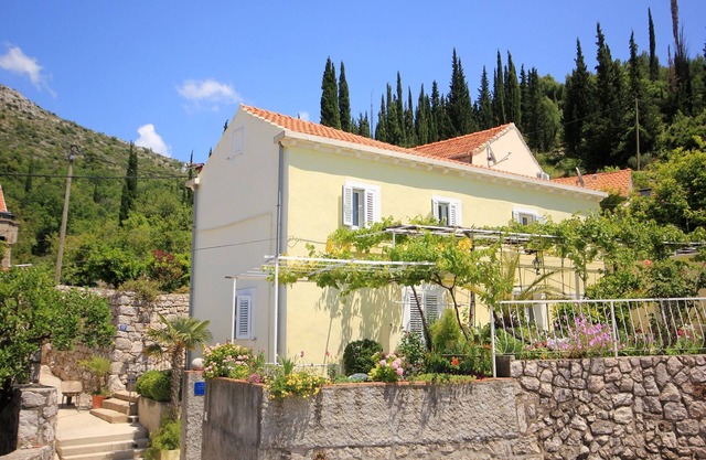 Three bedroom apartment with terrace Trsteno, Dubrovnik (A-9015-a)