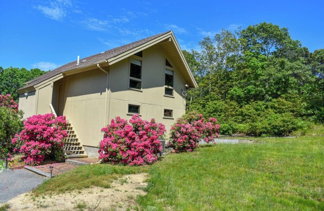 Three bedroom home sleeping 7 on Bayside with central air!